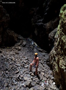 Sul fondo del pozzo centrale, in alto e in basso sulla destra si possono notare scati di batterie, sacchetti, barattoli e bottiglie di plastica, foto di G Dellavalle Sul fondo del pozzo centrale, in alto e in basso sulla destra si possono notare scati di batterie, sacchetti, barattoli e bottiglie di plastica, foto di G Dellavalle